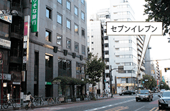次の大きな十字路（新宿柳通り）の横断歩道を、「セブンイレブン」様の方面に渡って左折してください。